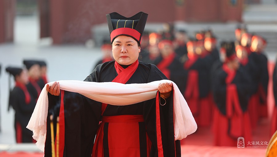 朱子家礼研究课题组成员王会霞女士奠帛