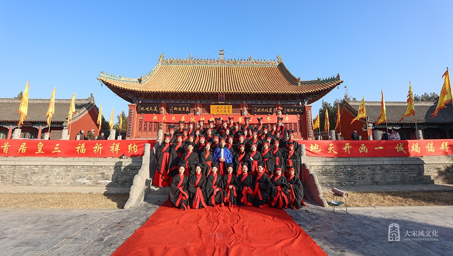 大典仪程结束后，出席公祭大典的领导与现场嘉宾一起谒陵。